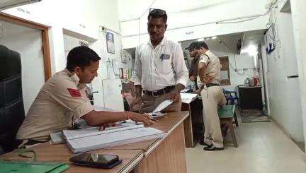कांकेर: बांदे मेन रोड में ज्यादा शराब पीने से मना करने पर युवक की पिटाई, मामला दर्ज