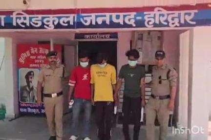 हरिद्वार: सिडकुल में चोरी के इरादे से घूम रहे 3 युवकों को पुलिस ने पकड़ा, बरामद हुए लोहे की हथौड़ी, सरिया और छैनी