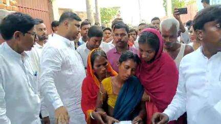 अमरपुर: गंगापुर गढ़ैल गांव में डूबे तीन बच्चों के परिजनों को भवन निर्माण मंत्री ने दिया ₹4 लाख का चेक