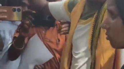 नवादा: नवादा के बाईपास रोड में एक लड़का और लड़की को पकड़कर मांग में सिंदूर भरवाया गया, वीडियो वायरल, कार्रवाई होगी