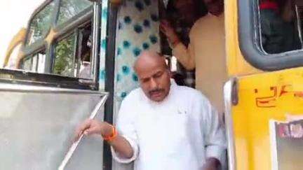 निवाड़ी: आम यात्रियों की तरह बस में सवार होकर पृथ्वीपुर पहुंचे केंद्रीय मंत्री डॉ. वीरेंद्र खटीक