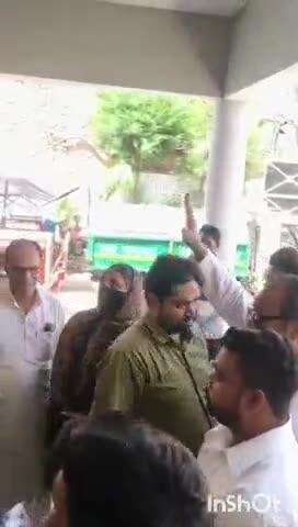 बेहट: बेहट नगर पंचायत कार्यालय पर हड़ताल पर बैठे सफाई कर्मियों के बीच पहुंचीं सभासद, समाप्त कराया विवाद