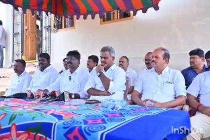 కోడుమూరు: కోడుమూరులో వెన్నుపోటు దినోత్సవం పోస్టర్ల ఆవిష్కరించిన వైసీపీ నాయకులు