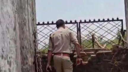 दमोह: वार्ड नंबर-5 स्थित सुल्तानी मुहल्ले के पास निजी भूमि पर कब्रिस्तान का गेट लगाने से रहवासियों में रोष, पहुंची पुलिस
