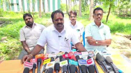 வாலாஜாபாத்: அய்யம்பேட்டை பகுதியில் அதிமுக ஓபிஎஸ் அணி காஞ்சிபுரம் மாவட்ட செயலாளர் ஆர் வி ரஞ்சித் குமார் பத்திரிக்கையாளர் சந்திப்பு