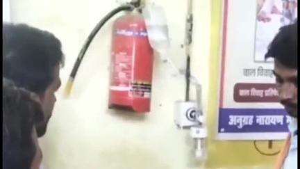 गया टाउन सीडी ब्लॉक: ANMMCH में बेड नहीं मिलने पर कुर्सी पर बैठा कर मरीज को लगाई गई स्लाइन, वीडियो वायरल #viral