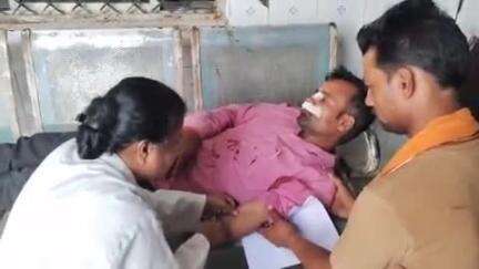 नौगांव: सड़क दुर्घटना में घायल युवक को सीएचसी नौगांव में नहीं मिला बेड, बेंच पर लिटाकर उपचार करने का वीडियो हुआ वायरल