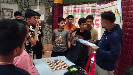 पौड़ी: नगर पालिका के डमरु हाल में शतरंज और कैरम प्रतियोगिता की धूम, प्रतिभागी युवाओं में दिखा जोश