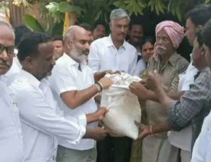 కళ్యాణదుర్గం: వృద్ధులు, వికలాంగులకు ఇంటి వద్దకే రేషన్ సరుకులు పంపిస్తాం: పట్టణంలో తహసీల్దార్ భాస్కర్