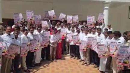 పులివెందుల: పట్టణంలో వెన్నుపోటు దినం కార్యక్రమ పోస్టర్‌ను ఆవిష్కరించిన పులివెందుల వైసీపీ నాయకులు