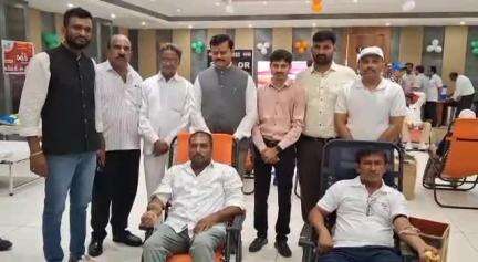 વઢવાણ: શહેરમાં પ્રેસિડેન્ટ હોટલમાં અહિંસા યુવા સંગઠન દ્વારા મેગા બ્લડ ડોનેશન કેમ્પનું આયોજન કરાયું, નાયબ મુખ્ય દંડક રહ્યા ઉપસ્થિત