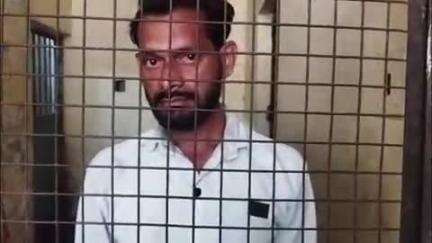 कासगंज: सदर कोतवाली पुलिस ने चेकिंग के दौरान सिटी मौहल्ले से एक व्यक्ति को गिरफ्तार किया, 17 क्वार्टर अवैध शराब बरामद