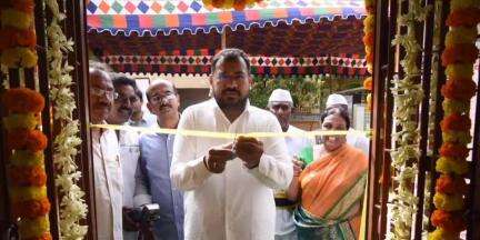 గుంటూరు: వసంతరాయపురం లోని చౌక ధరల దుకాణం నెం. 61 లో నిత్యావసర సరుకులు పంపిణీని పునః ప్రారంభించిన జిల్లా ఇన్చార్జి కలెక్టర్