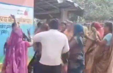 परबत्ता: मारपीट का वीडियो वायरल होने पर पंचायत नियोजन इकाई ने इंग्लिश लगार की प्रभारी प्रधानाध्यापिका को किया निलंबित