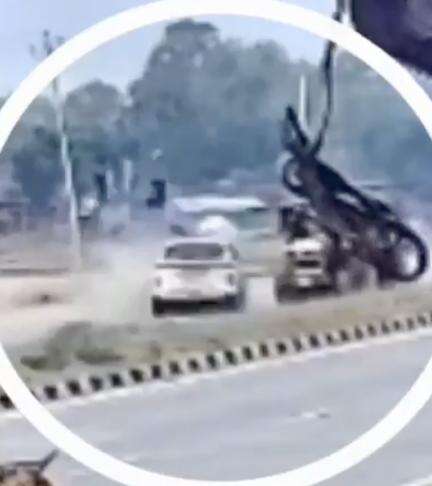 यूपी के गोरखपुर में अनियंत्रित कार की चपेट में आने से चार युवकों की हुई मौत, हादसे का वीडियो आया सामने