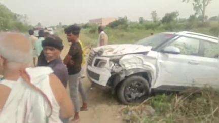 सवायजपुर: बिल्हौर-कटरा हाईवे पर कन्हारी के पास ट्रैक्टर से टकराकर बीडीओ कोथावां की कार खाई में गिरी