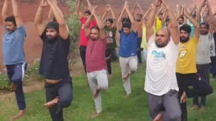 पलवल: पलवल जेल में कैदियों ने किया योग, अंतर्राष्ट्रीय योग दिवस की तैयारी, पुलिस स्टाफ ने भी किया अभ्यास