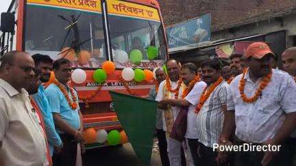 पटियाली: पटियाली से आगरा के लिए चालू हुई रोडवेज बस सेवा, भाजपा नेता और एआरएम ने दिखाई हरी झंडी