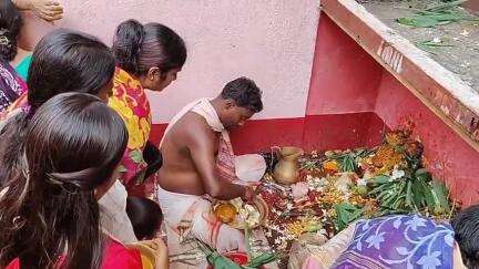 ময়ূরেশ্বর ২: কোটাসুরের মদনেশ্বর শিব মন্দিরে মহিলাদের ভিড়