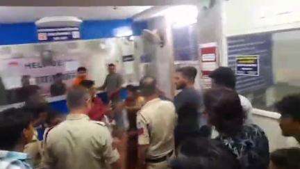 दमोह: जबलपुर नाका क्षेत्र में दो पक्षों में हुई मारपीट; जिला अस्पताल में भी दोनों पक्षों ने किया हंगामा, वीडियो हुआ वायरल
