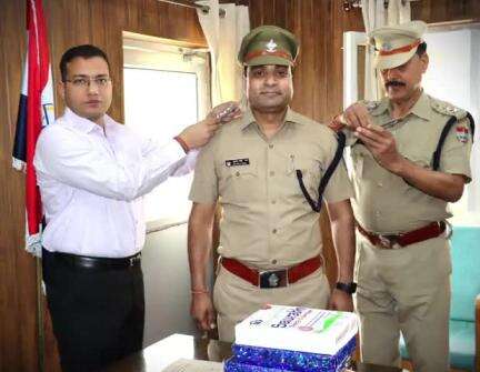 चमोली: पुलिस अधीक्षक सर्वेश पंवार ने निरीक्षक पद पर पदोन्नत हुए पुलिस कार्मिकों को सितारे धारण कराकर दी शुभकामनाएं