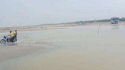 पूरनपुर: धनाराघट शारदा नदी का जलस्तर कम होने के बाद चार पहिया वाहनों का आवागमन हुआ शुरू