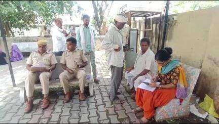 बांसवाड़ा: सुरपुर गांव के पास खेतों में मिला एक महिला का शव, पुलिस ने पोस्टमार्टम के बाद शव परिजनों को सौंपा