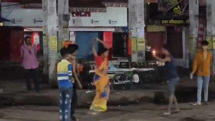 रामपुर नैकिन: ग्राम तितिरा में महिला द्वारा एक युवक के साथ डंडे से की गई मारपीट, वीडियो हुआ वायरल