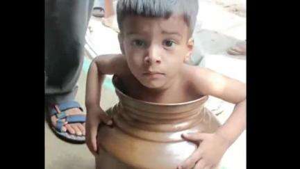 सागर नगर: चकराघाट वार्ड में खेलते वक्त 2 साल का बच्चा पानी के बर्तन में फंसा, बर्तन काटकर सकुशल निकाला गया