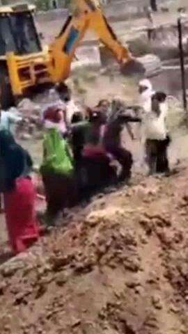 जयपुर: जयपुर के बस्सी थाना इलाके में जमीनी विवाद को लेकर दो पक्षों में झगड़े के बाद पत्थरबाजी, आधा दर्जन लोग गंभीर घायल
