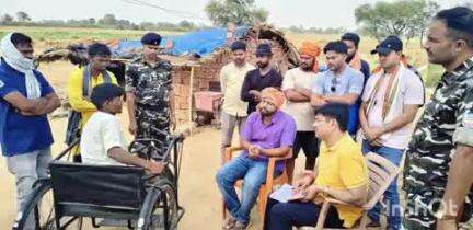 कांडी: सदर अनुमंडल पदाधिकारी संजय कुमार ने सोशल मीडिया पर संज्ञान लेकर कांडी प्रखंड के डूमरसोता गांव में दिव्यांग से की मुलाकात
