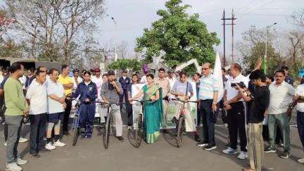 सागर: डॉ. हरिसिंह गौर विश्वविद्यालय से निकली साइकिल रैली, सागर विधायक शैलेंद्र जैन भी हुए शामिल