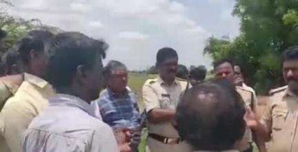 కళ్యాణదుర్గం: బోరంపల్లి సమీపంలో జరుగుతున్న శ్రీరామిరెడ్డి  పైప్లైన్ పనులను అడ్డుకున్న కార్మికులు: పోలీసులు, కార్మికులకు మధ్య వాగ్వాదం