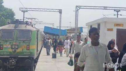 नजीबाबाद: नजीबाबाद से कोटद्वार जाने वाली ट्रेन पावर फेल होने के कारण देरी से रवाना हुई