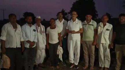 परभणी: पिंगळी शिवारात पोलीस अधीक्षक रवींद्रसिंह परदेशी यांनी साधला शेतकऱ्यांशी संवाद