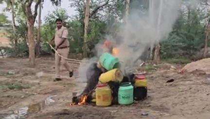 शाहबाद: चंदूपुर खैराई में आबकारी टीम ने दबिश देकर पकड़ी कच्ची शराब, बड़ी मात्रा में लहन किया गया नष्ट