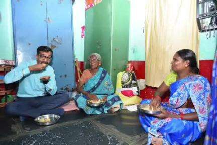ఉరవకొండ: కమ్మూరు గ్రామంలో రేషన్ కార్డు దారిని ఇంటిలో భోజనం చేసిన జిల్లా కలెక్టర్ డాక్టర్ వినోద్ కుమార్