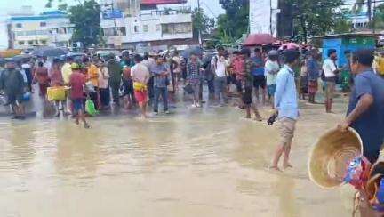 মোহনপুর: মহারানী তুলসীবতী বালিকা বিদ্যালয়ে ২০ নং ওয়ার্ড এলাকার শরণার্থীদের মধ্যে ত্রাণ বিতরণ করেন কর্পোরেটর রত্না দত্ত