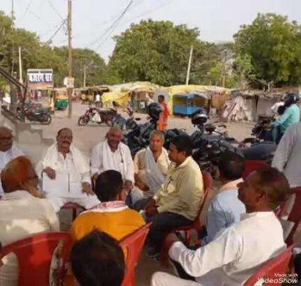 दिनारा: दिनारा प्रखंड कांग्रेस पार्टी के कार्यालय पर जिलाध्यक्ष अमरेंद्र कुमार पाण्डेय ने कार्यकर्ताओं के साथ की बैठक