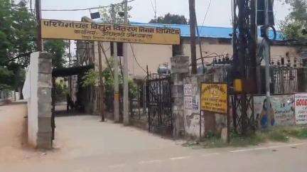 रामपुर: बिजली की अंधाधुंध कटौती से बिजली उपभोक्ता परेशान है 24 घंटे में महेश 12 से 13 घंटे बिजली मिल रही है #jansamasya