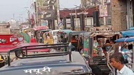 डुमरा: सीतामढ़ी शहर में लगा एक किलोमीटर लंबा जाम सैकड़ो गाड़ियां जाम में फंसी 
 #jansamasya