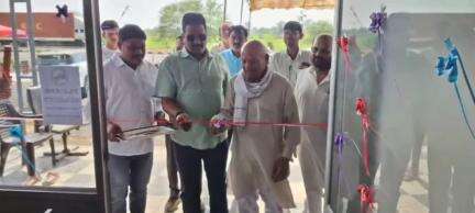 करेली: राजमार्ग में तेंदूखेड़ा के पूर्व विधायक संजय शर्मा ने कार सर्विस सेंटर का फीता काटकर उद्घाटन किया