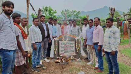 चक्रधरपुर: टोयबो साप्ताहिक हाट बाजार में शेड निर्माण के लिए मुखिया द्वारा शिलान्यास किया गया