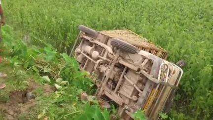 দিনহাটা ২: সাদিয়ালের কুটি সতীনের ছড়া  এলাকায় নিয়ন্ত্রন হারিয়ে একটি চারচাকা ছোট গাড়ি জমিতে পড়ে যায় ঘটনায় এলাকায় চাঞ্চল্য