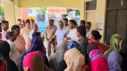 सहसवान: एक सप्ताह से बिजली और पानी की समस्या से परेशान होकर सहसवान तहसील परिसर में पहुंचे काशीराम कॉलोनी के लोग