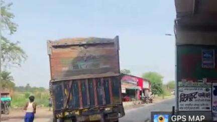 फतेहपुर: मुरादीपुर में ओवरलोड वाहनों का वीडियो हुआ वायरल, परिवहन विभाग और पुलिस का नहीं दिखाई दे रहा है खौफ