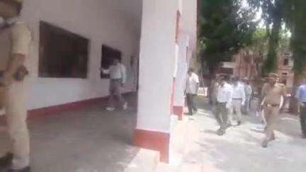 ज्ञानपुर: ज्ञानपुर में बीएड परीक्षा केंद्र का डीएम और एसपी ने किया स्थलीय निरीक्षण