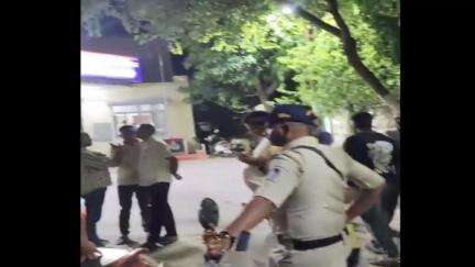इंदौर: इंदौर में हिंदू महिला के साथ आपत्तिजनक स्थिति में पकड़ाया मुंबई का कव्वाल नौशाद अली, हिंदू संगठन ने किया पुलिस के हवाले