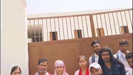 बीकानेर: BST परीक्षा में लेट पहुंचने पर छात्रा को नहीं मिला प्रवेश, परिजनों ने स्कूल प्रशासन पर लगाए गंभीर आरोप