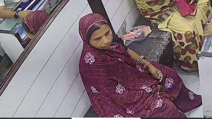 इंदौर: सराफा थाना क्षेत्र में ज्वैलरी की दुकान से सोने की अंगूठी लेकर फरार हुई एक महिला, CCTV कैमरे में क़ैद हुई घटना